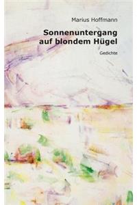 Sonnenuntergang auf blondem Hügel