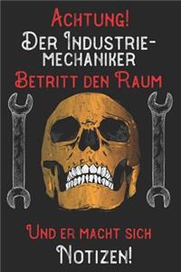 Achtung! Der Industriemechaniker betritt den Raum und er macht sich Notizen