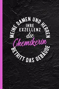 Meine Damen und Herren ihre Exzellenz die Chemikerin betritt das Gebäude