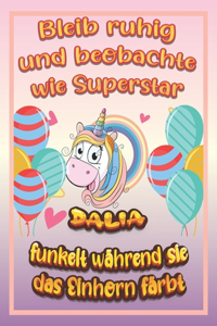 Bleib ruhig und beobachte wie Superstar Dalia funkelt während sie das Einhorn färbt