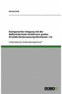 Fachgerechter Umgang mit der Reibschale beim Zerkleinern grober Kristalle (Unterweisung Chemikant / -in)