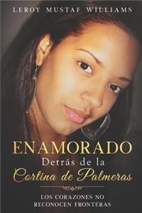 Enamorado Detrás de la Cortina de Palmeras