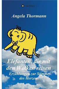 Elefanten, die mit den Wolken reisen