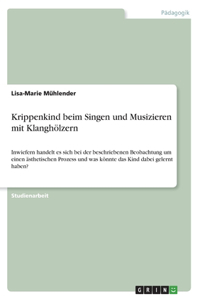 Krippenkind beim Singen und Musizieren mit Klanghölzern