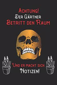 Achtung! Der Gärtner betritt den Raum und Er macht sich Notizen