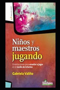 Niños y maestros jugando