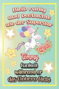 Bleib ruhig und beobachte wie Superstar Tommy funkelt während sie das Einhorn färbt