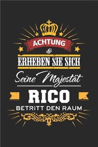 Achtung Erheben Sie sich Seine Majestät Rico Betritt den Raum