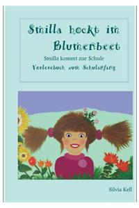 Smilla hockt im Blumenbeet