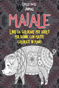 Libri da colorare per adulti per donne con matite colorate in mano - Livello facile - Animali - Maiale