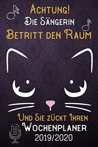 Achtung! Die Sängerin betritt den Raum und Sie zückt Ihren Wochenplaner 2019 - 2020