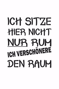 Ich sitze hier nicht nur rum, ich verschönere den Raum: Tagebuch, Notizbuch mit lustigem Spruch - Geschenk-Idee für Selbstbewusste - Blanko - A5 - 120 Seiten