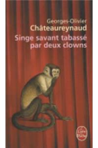 Singe Savant Tabasse Par Deux Clowns