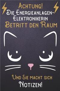 Achtung! Die Energieanlagen-Elektronikerin betritt den Raum und Sie macht sich Notizen