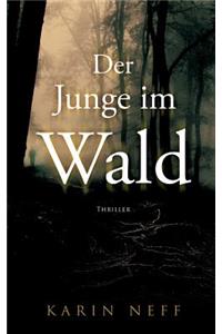 Junge im Wald