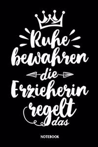 Ruhe bewahren die Erzieherin regelt das Notebook