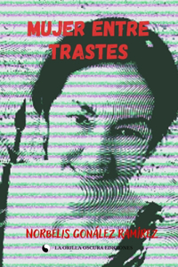 Mujer entre trastes