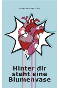 Hinter dir steht eine Blumenvase