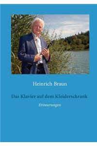 Klavier auf dem Kleiderschrank