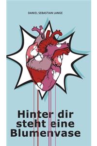 Hinter dir steht eine Blumenvase