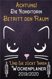 Achtung! Die Konditorin betritt den Raum und Sie zückt Ihren Wochenplaner 2019 - 2020