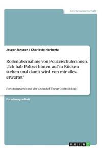 Rollenübernahme von Polizeischülerinnen. 