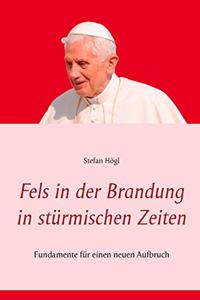 Fels in der Brandung in stürmischen Zeiten