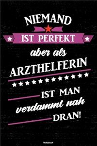 Niemand ist perfekt aber als Arzthelferin ist man verdammt nah dran! Notizbuch