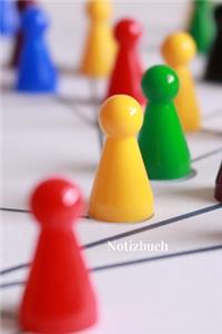 Notizbuch mit Spielfiguren