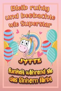 Bleib ruhig und beobachte wie Superstar Jytte funkelt während sie das Einhorn färbt