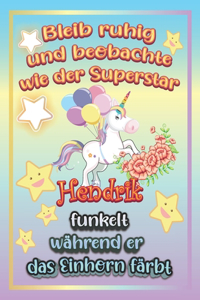 Bleib ruhig und beobachte wie Superstar Hendrik funkelt während sie das Einhorn färbt