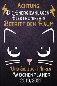 Achtung! Die Energieanlagen-Elektronikerin betritt den Raum und Sie zückt Ihren Wochenplaner 2019 - 2020