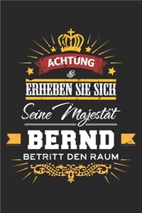 Achtung Erheben Sie sich Seine Majestät Bernd Betritt den Raum