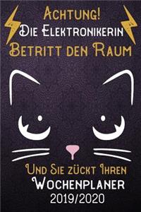 Achtung! Die Eektronikerin betritt den Raum und Sie zückt Ihren Wochenplaner 2019 - 2020
