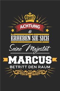 Achtung Erheben Sie sich Seine Majestät Marcus Betritt den Raum