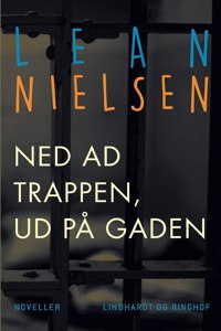 Ned ad trappen, ud på gaden