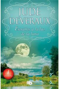 Extranos a la Luz de La Luna