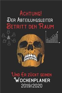 Achtung Der Abteilungsleiter Betritt den Raum und er zückt seinen Wochenplaner 2019/2020