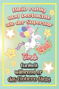 Bleib ruhig und beobachte wie Superstar Tomek funkelt während sie das Einhorn färbt