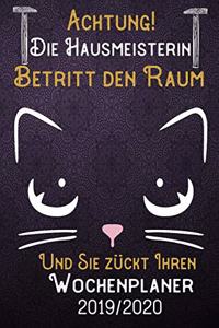 Achtung! Die Hausmeisterin betritt den Raum und Sie zückt Ihren Wochenplaner 2019 - 2020