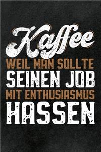 Kaffee - Weil man sollte seinen Job mit Enthusiasmus hassen: Notizbuch mit Punkteraster mit lustigem Kaffee-Spruch, gegen langweilige Meetings und Besprechungen, für Notizen, als Journal oder Berechnungen