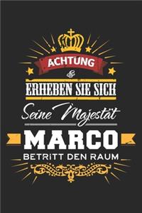 Achtung Erheben Sie sich Seine Majestät Marco Betritt den Raum