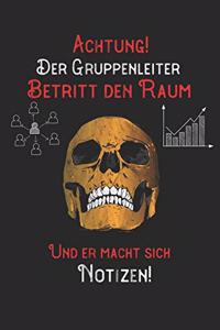 Achtung! Der Gruppenleiter betritt den Raum und er macht sich Notizen