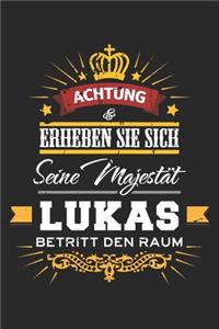 Achtung Erheben Sie sich Seine Majestät Lukas Betritt den Raum