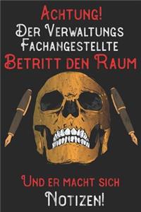 Achtung! Der Verwaltungsfachangestellte betritt den Raum und er macht sich Notizen