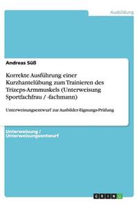 Korrekte Ausführung einer Kurzhantelübung zum Trainieren des Trizeps-Armmuskels (Unterweisung Sportfachfrau / -fachmann)