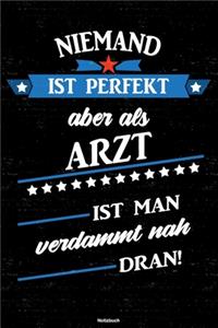Niemand ist perfekt aber als Arzt ist man verdammt nah dran! Notizbuch
