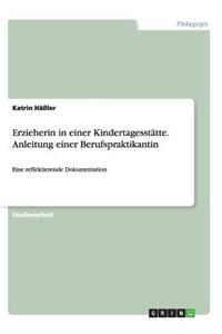 Erzieherin in einer Kindertagesstätte. Anleitung einer Berufspraktikantin