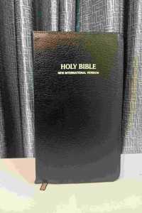 English Bible | NIV | Large Print | Black Leather | with Zip (Golden Edges - Contains Old and New Testament)