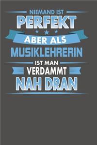 Niemand Ist Perfekt Aber Als Musiklehrerin Ist Man Verdammt Nah Dran: Praktischer Wochenplaner für ein ganzes Jahr - 15x23cm (ca. DIN A5)